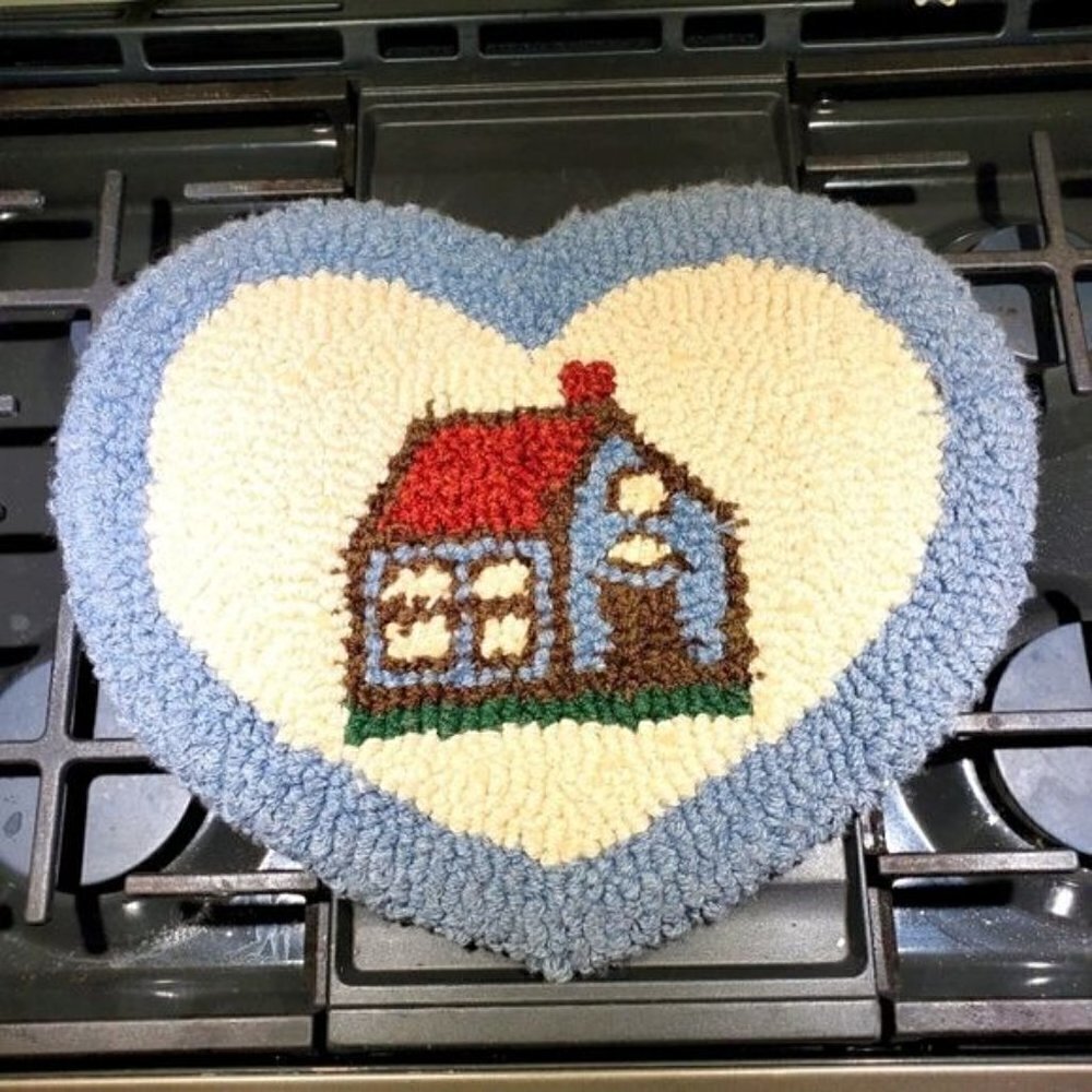Primitive Hand Hooked Heart Shaped Chair or‎ Countertop Mat